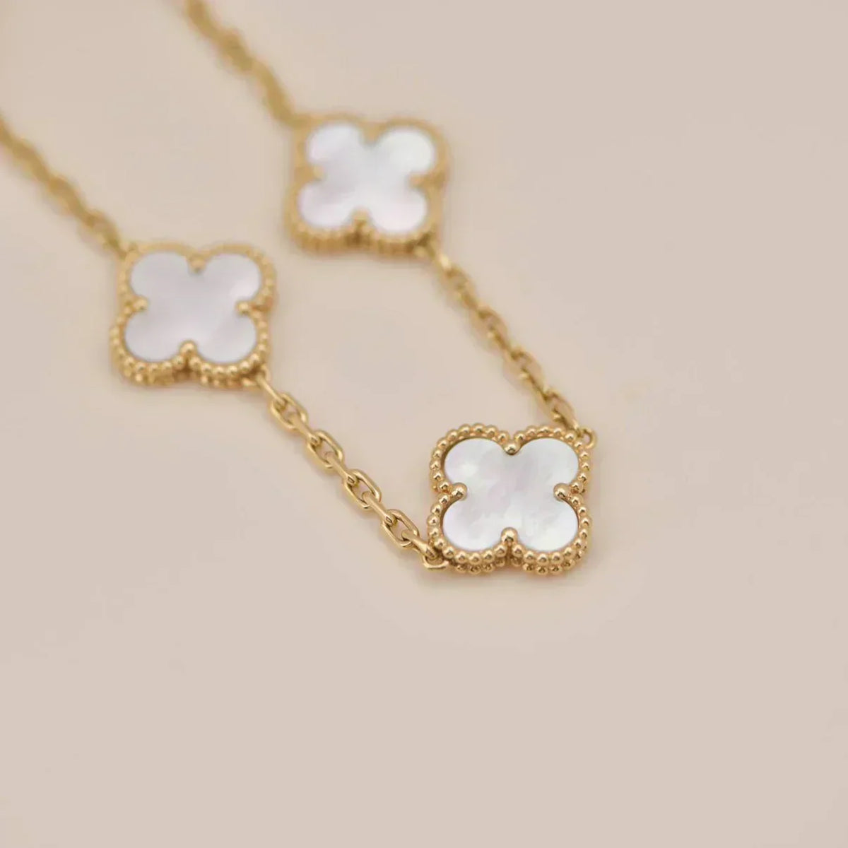 [Triumph Jewelry]CLOVER WHITE PEARL MOP 5 MOTIF BRACELET COLLECTION
