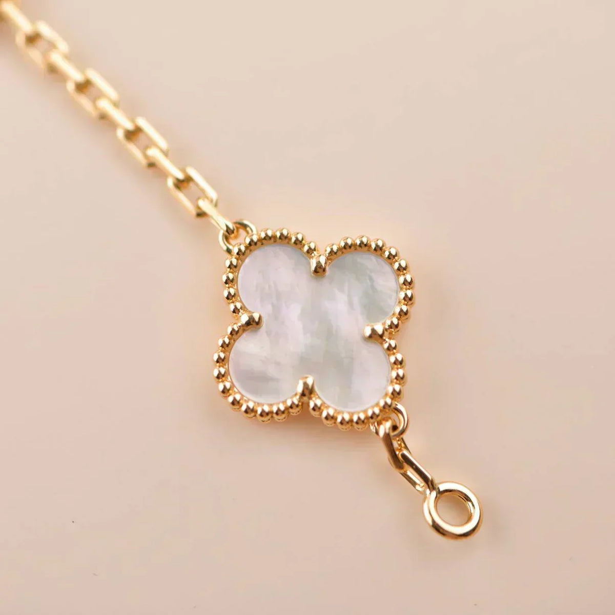 [Triumph Jewelry]CLOVER WHITE PEARL MOP 5 MOTIF BRACELET COLLECTION