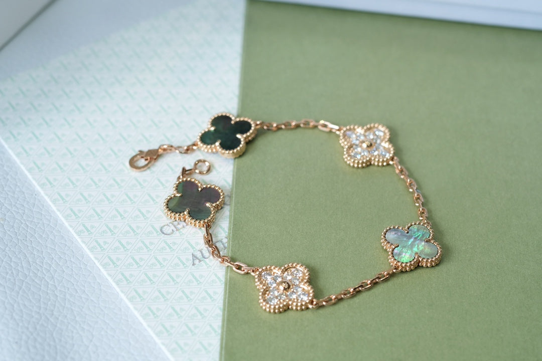 [Triumph Jewelry] CLOVER 5 MOTIF GRAY MOP BRACELET COLLECTION
