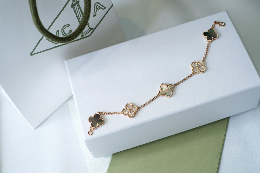 [Triumph Jewelry] CLOVER 5 MOTIF GRAY MOP BRACELET COLLECTION