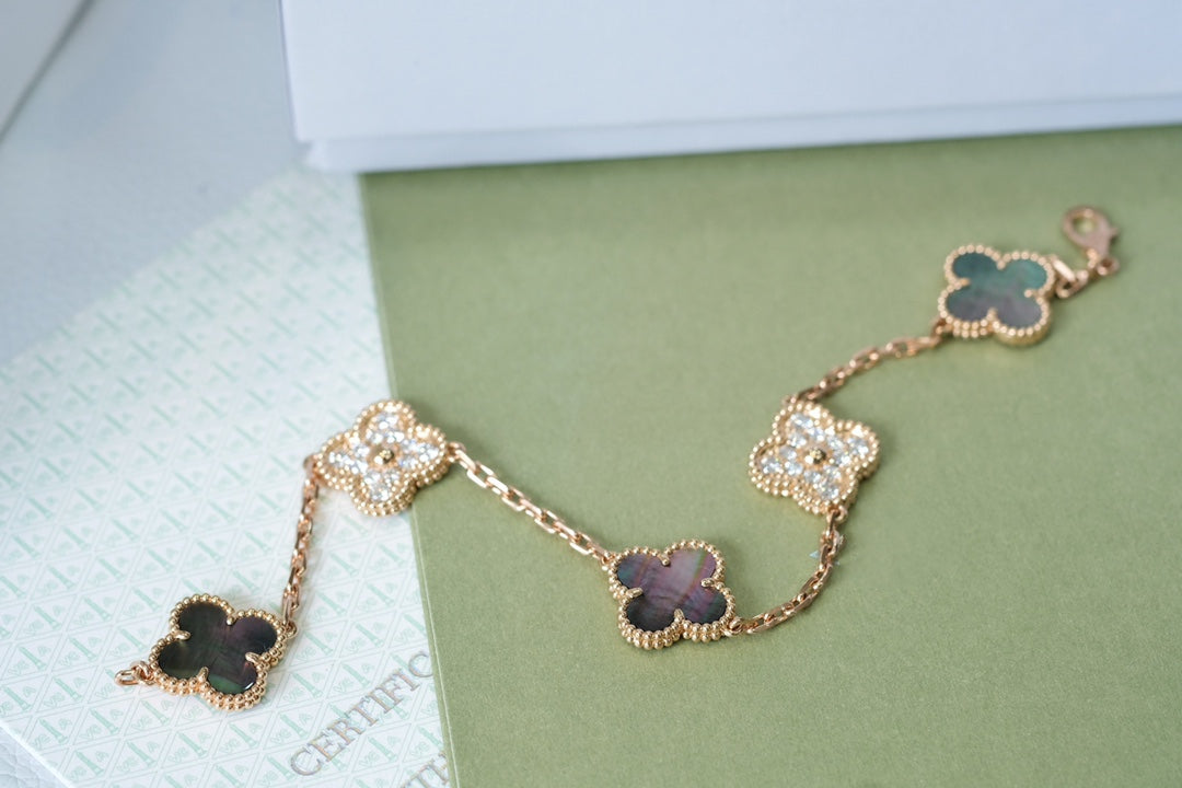 [Triumph Jewelry] CLOVER 5 MOTIF GRAY MOP BRACELET COLLECTION