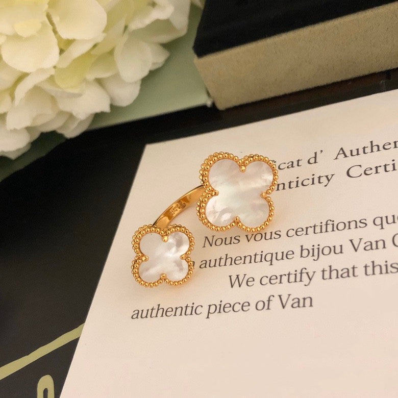 [Triumph Jewelry]CLOVER BETWEEN THE FINGER RING