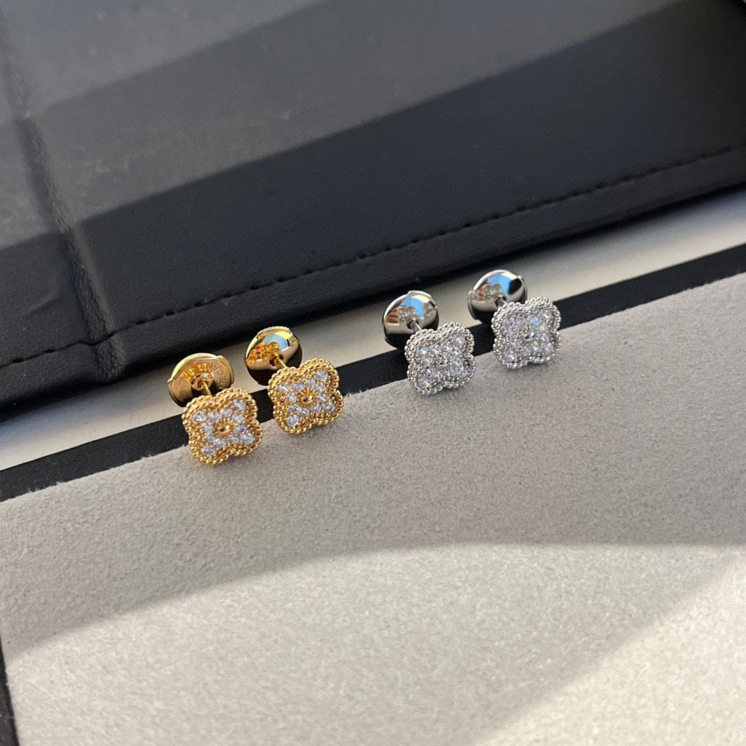 [Triumph Jewelry]CLOVER MINI DIAMOND STUD EARRINGS