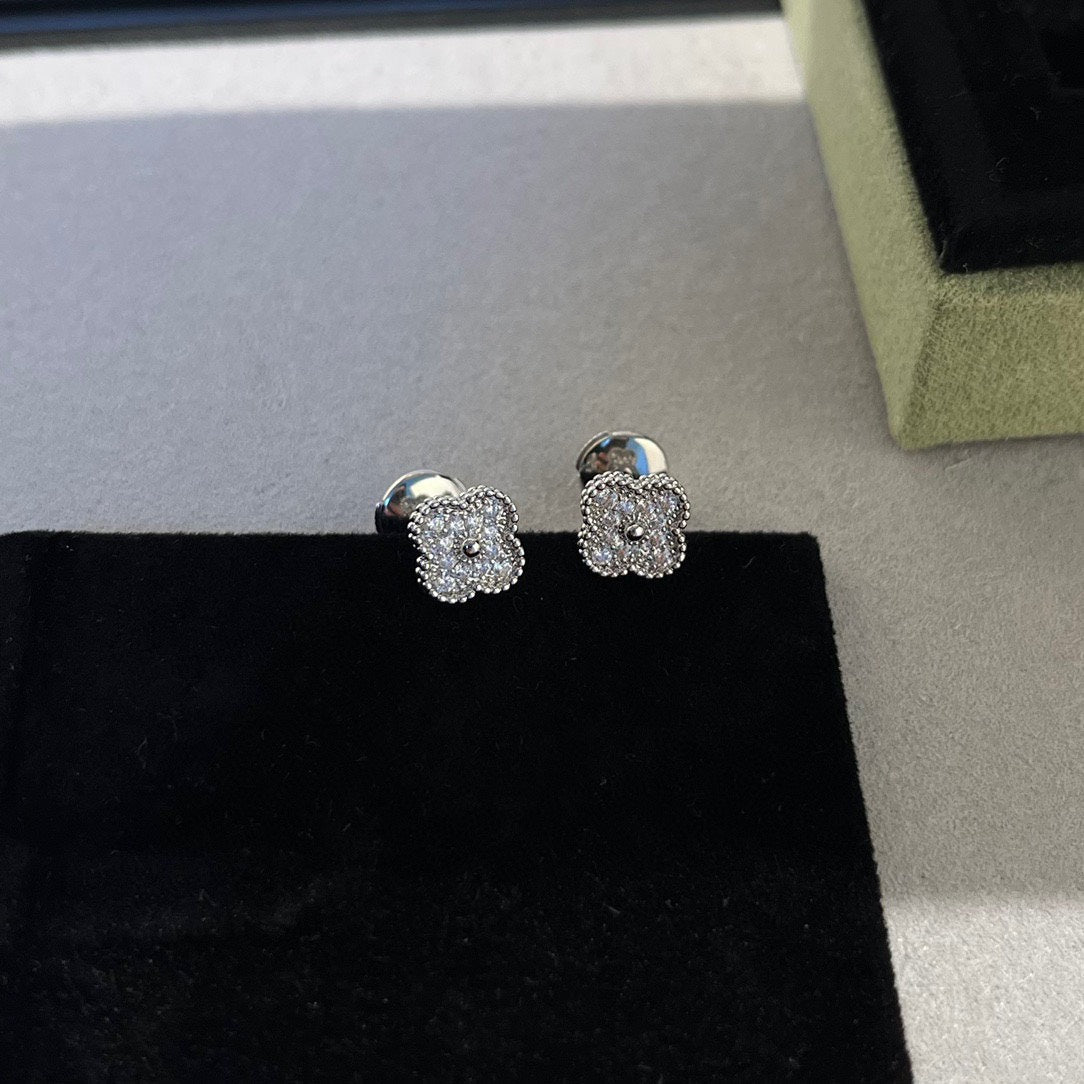 [Triumph Jewelry]CLOVER MINI DIAMOND STUD EARRINGS