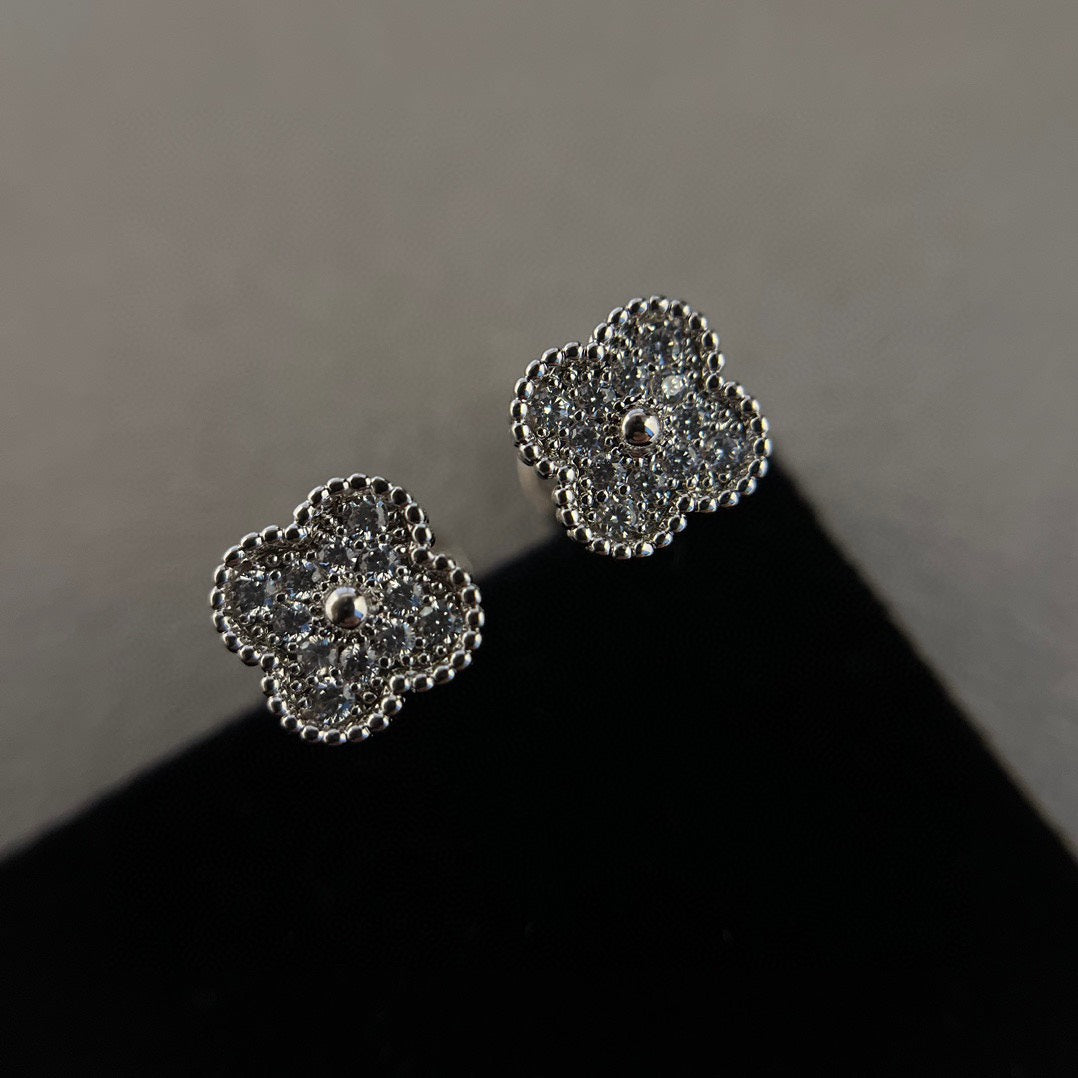 [Triumph Jewelry]CLOVER MINI DIAMOND STUD EARRINGS