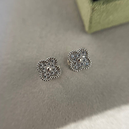 [Triumph Jewelry]CLOVER MINI DIAMOND STUD EARRINGS