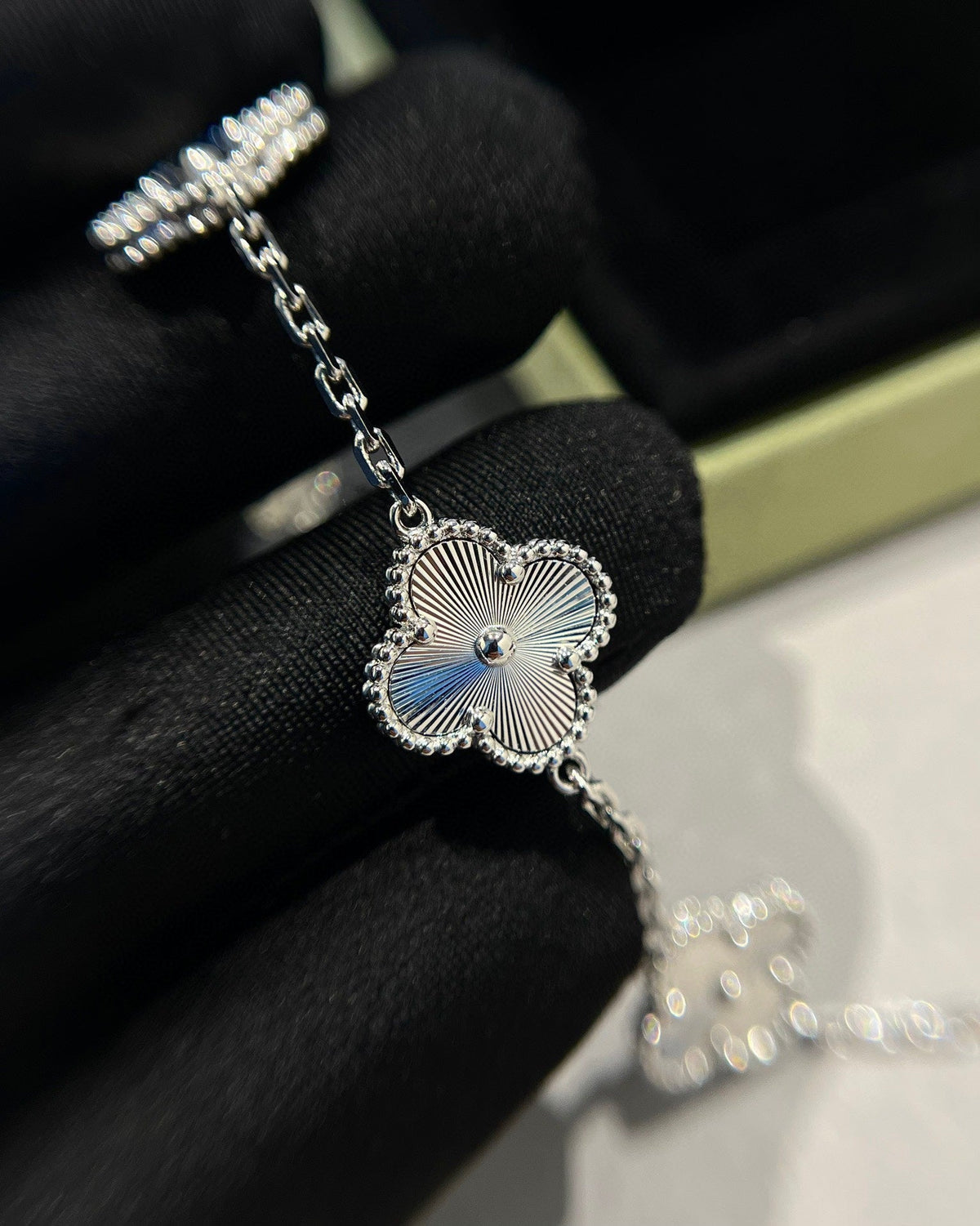 [Triumph Jewelry] CLOVER 5 MOTIF LASER BRACELET COLLECTION