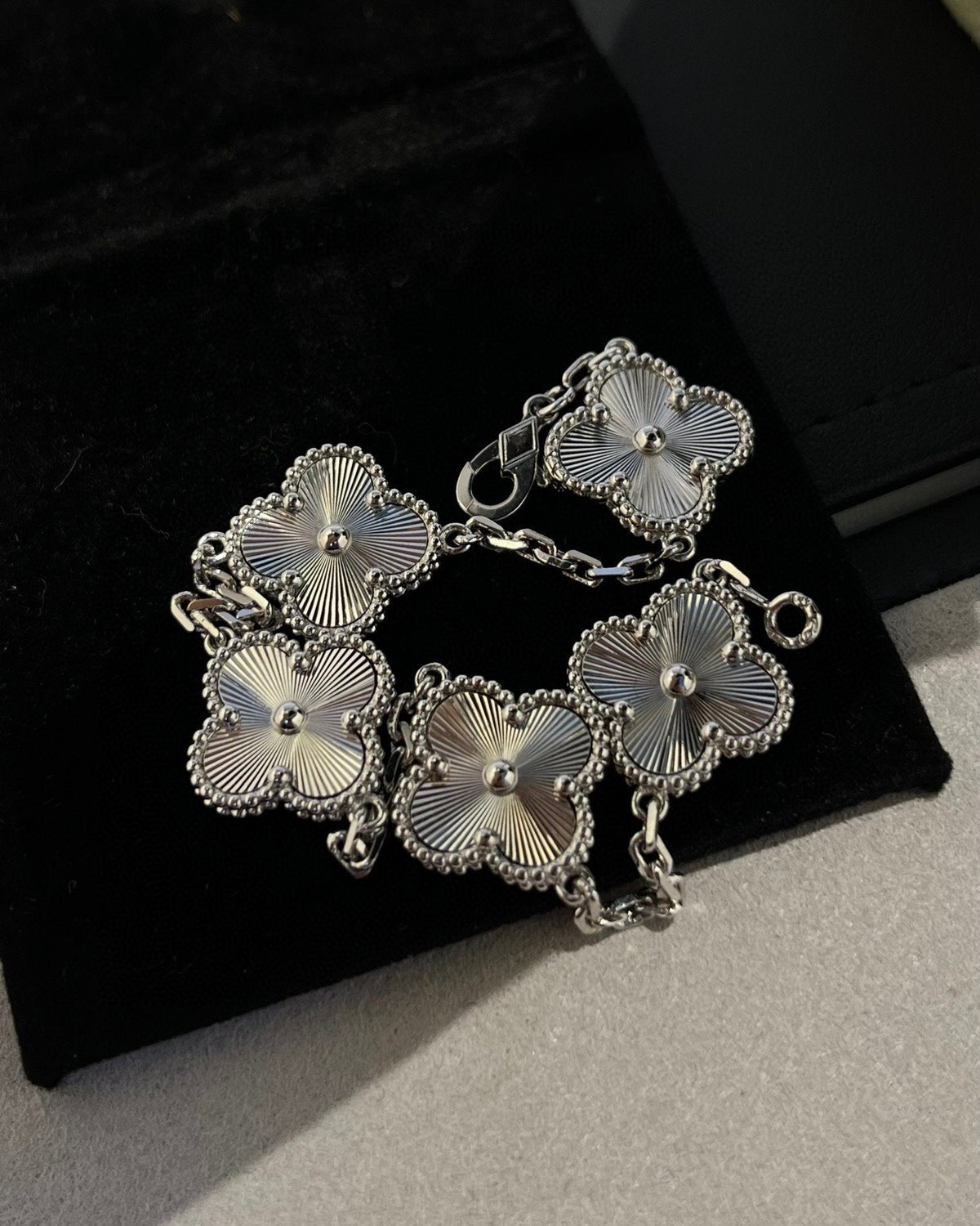 [Triumph Jewelry] CLOVER 5 MOTIF LASER BRACELET COLLECTION