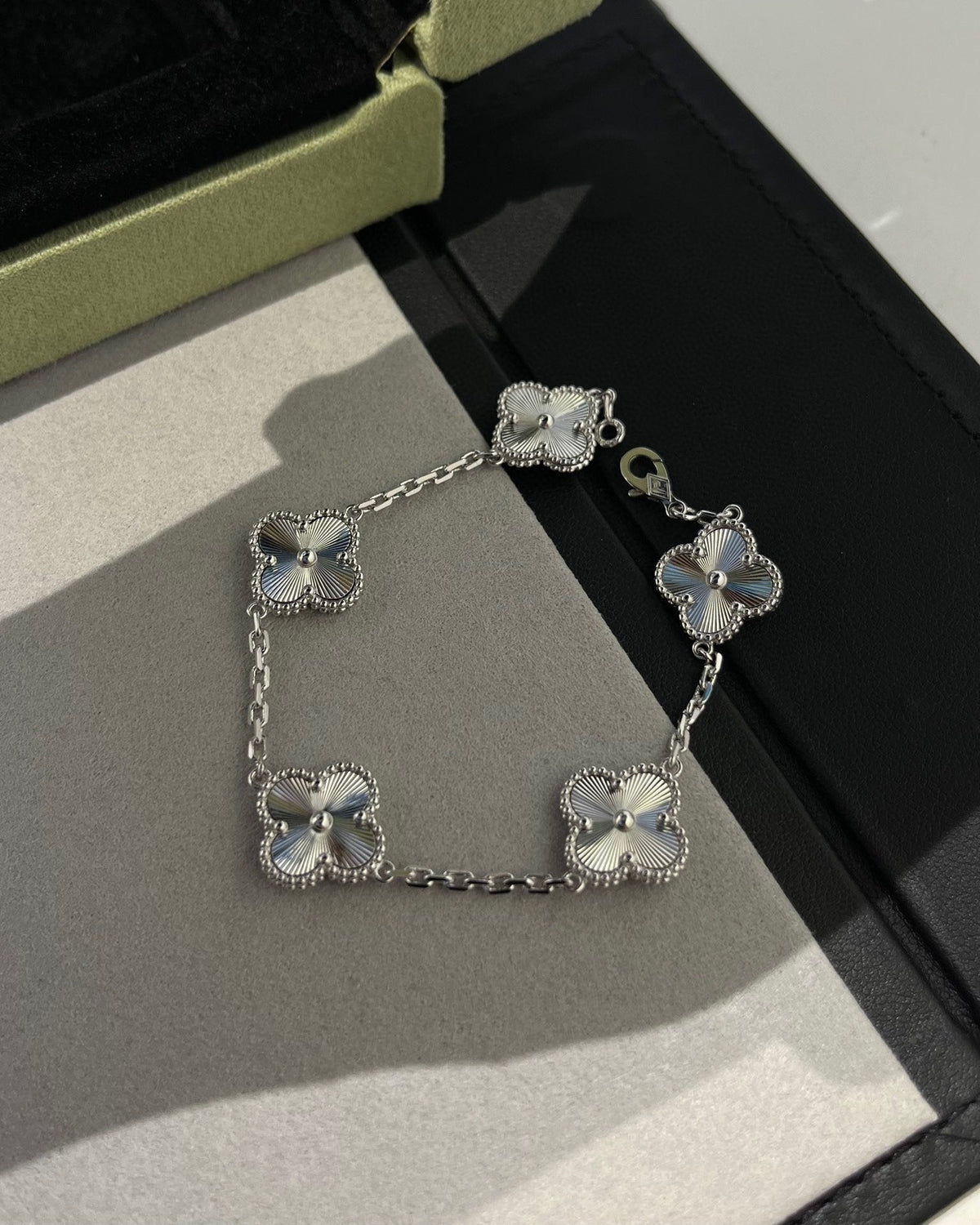 [Triumph Jewelry] CLOVER 5 MOTIF LASER BRACELET COLLECTION